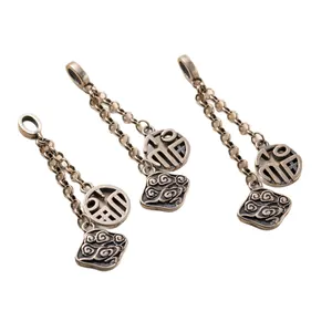 Vintage S925 zilveren kwastjes hangers met traditionele Chinese Fu- en wolkenpatronen.