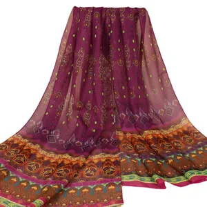 Elegante paarse chiffon sjaal in Indiase stijl voor zonbescherming en zomermode.