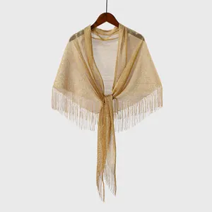 Vue détaillée de l'élégant châle en résille lurex doré à franges pour robe de soirée