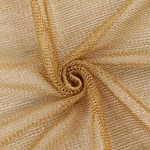 Gros plan détaillé sur un tissu en maille métallique dorée avec fils de lurex