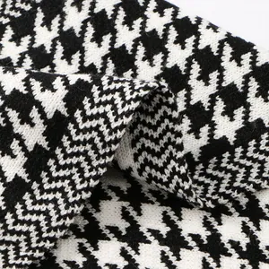 Vue macro d'un motif pied-de-poule noir et blanc sur une texture de tissu tricoté doux