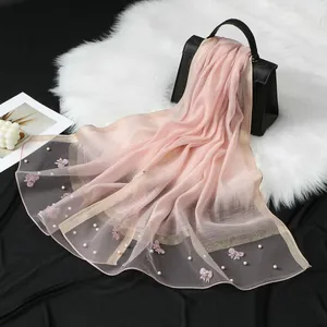 Écharpe élégante en organza rose avec papillons brodés et perles pour le style femme
