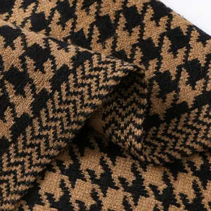 Gros plan détaillé d'une écharpe en tricot pied-de-poule montrant la texture du tissu