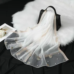 Écharpe élégante en organza blanc avec papillons brodés et perles délicates