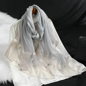 Écharpe longue en organza gris élégante avec broderie papillon et perles pour femme