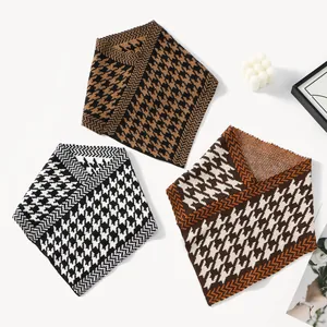 Trois couleurs de cache-cols en tricot pied-de-poule avec un design triangulaire élégant.