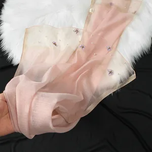 Écharpe élégante en organza rose pâle avec broderie papillon et détails de perles