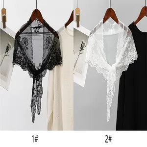 Detailansicht des floralen Spitzen-Netz-Dreieckstuchs in Schwarz und Weiß