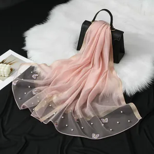 Écharpe longue en organza rose et gris avec broderie de papillons et perles élégantes.