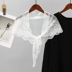 Detaillierte Makroansicht des eleganten weißen bestickten Dreieckschals aus Spitze