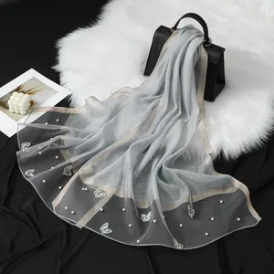Écharpe élégante en organza gris avec appliques de papillons et perles délicates.