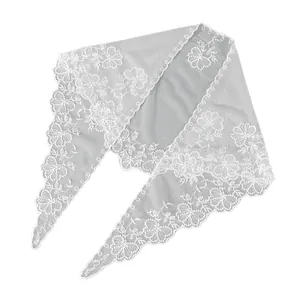Eleganter hellgrauer Mesh-Spitzen-Dreiecksschal mit weißer Blumenstickerei