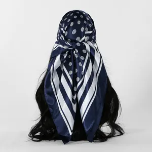 Elegante marineblauwe satijnen vierkante sjaal met stippen en strepen als een hoofddoek