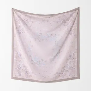 Elegantes rosa geblümtes Bali-Garn-Halstuch für Damen Detailansicht der feinen Textur
