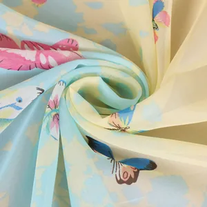 Gedetailleerd macrozicht op de zachte vlinderprint en lichtgewicht chiffon stoftextuur