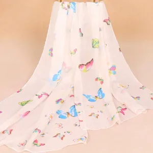 Detailweergave van een lichte crèmewitte chiffon sjaal met kleurrijke vlinderprint patronen.