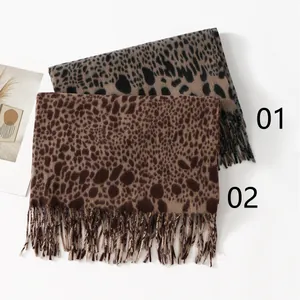 Vista detallada de dos bufandas con estampado de leopardo en imitación cachemira con flecos y flecos