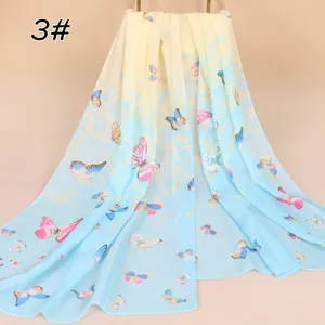 Detailoverzicht van een lichtblauwe en gele gradiënt chiffon sjaal met vlinderprint