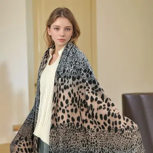 Vista detallada de un elegante chal de imitación de cachemira con estampado de leopardo.