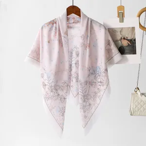 Detailansicht eines leichten rosa geblümten Bali-Gaze-Vierecktuchs mit Wellenrand-Finish