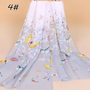 Detailweergave van een lichte chiffon sjaal met een elegante kleurrijke vlinderprint