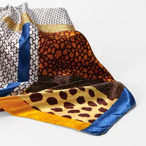 Gros plan macro d'un foulard carré en satin soyeux haut de gamme aux imprimés léopard variés