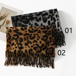 Detalle de bufandas de imitación de cachemira con estampado de leopardo y flecos