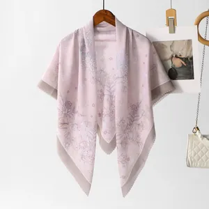 Detailaufnahme eines eleganten hellrosa geblümten Bali-Garn-Schals für den Sommer.