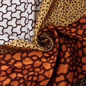 Vue détaillée de la texture d'un foulard en satin soyeux avec un imprimé léopard chic