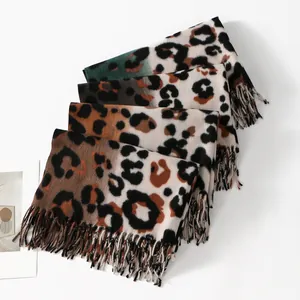 Primer plano de bufandas de imitación cachemira con estampado de leopardo y flecos suaves.