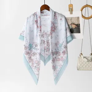 Detaillierte Nahaufnahme eines leichten Bali-Garn-Quadrat-Schals mit Blumendruck