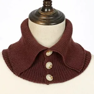 Detalle de un cuello falso de punto burdeos con tres botones decorativos para mujer