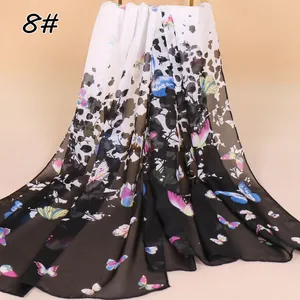Gedetailleerde weergave van de vlinderprint op een lange chiffon sjaal met verloop