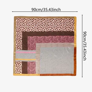 Détail montrant les dimensions de 90 cm du foulard carré en satin imprimé léopard