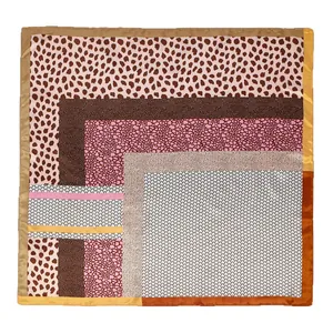 Foulard carré élégant en satin à imprimé léopard avec un design géométrique color-block
