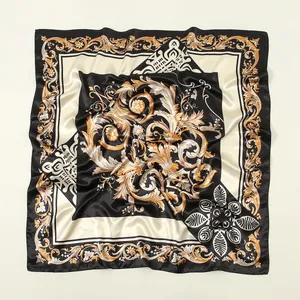 Elegantes quadratisches Seidentuch mit römischem Barockdruck in Schwarz und Gold, Detailansicht.