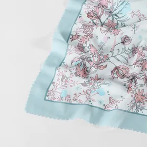 Eleganter quadratischer Voile-Schal mit Blumendruck und Wellenrand für trendige Damen