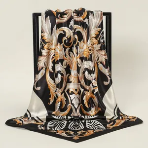 Eleganter quadratischer Satin-Seidenschal mit römischem Barockmuster in Schwarz und Gold