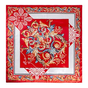 Eleganter roter Satinschal mit aufwendigen goldenen und blauen barocken Blattmustern