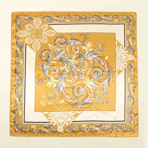 Elegantes quadratisches Seidentuch für Damen mit Barockdruck in Gold und Schwarz Motiv