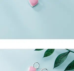 Dettaglio di un ciondolo a forma di cuore rosa in argento S925 per gioielli fatti a mano