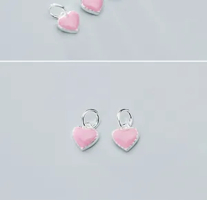Dettaglio di ciondoli a cuore in smalto rosa in argento S925 per gioielli fai da te.
