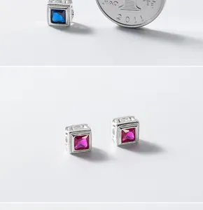 Primer plano de cuentas de cubo de plata 925 de 6 mm con piedras azules y rosas