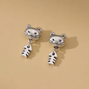 Vintage zilveren kat en visgraat hanger voor het maken van DIY-sieraden.