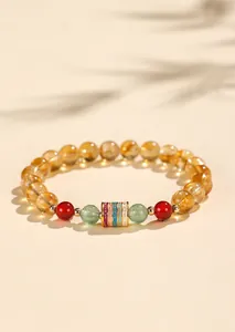 Detailansicht des Perlenarmbandes aus Citrin und Achat mit verzierten Schriftperlen