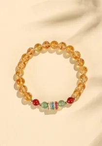 Detailansicht eines Armbands aus gelbem Haarkristall mit Achatperlen und Emaille