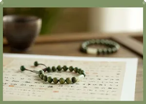 Vue détaillée de perles de bois de santal vert avec un accent cylindrique en jade Hetian.