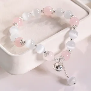 Elegante pulsera de cuentas de cuarzo rosa y ojo de gato con un delicado cascabel de plata
