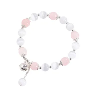 Pulsera hecha a mano con cuarzo fresa rosa, cuentas de ojo de gato blanco y cascabel