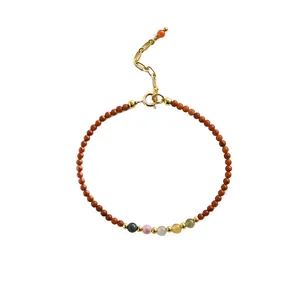 Delicato bracciale di corniola naturale con accenti di tormalina e chiusura dorata